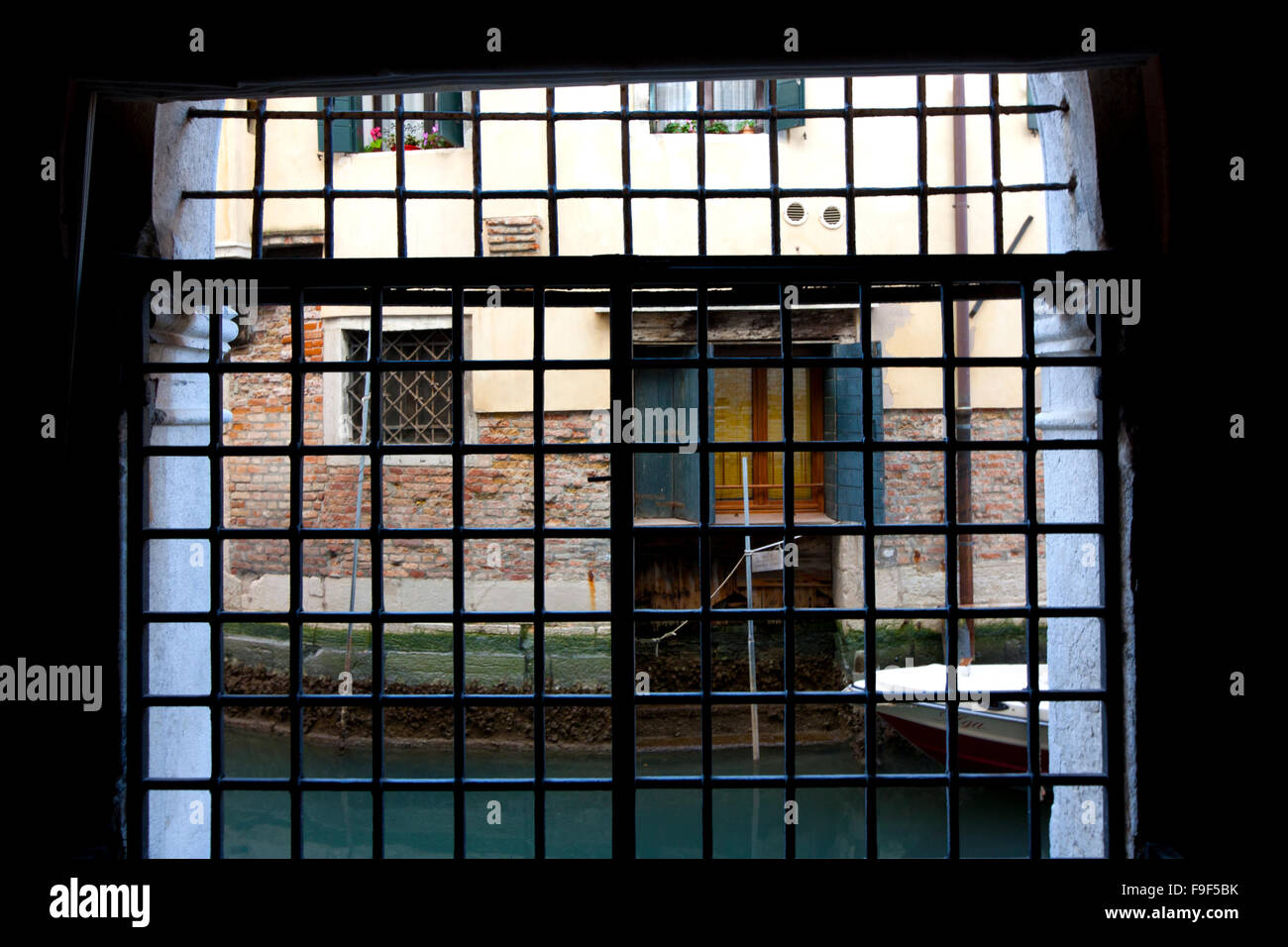 Barreaux de la grille avec une vue sur le canal Banque D'Images