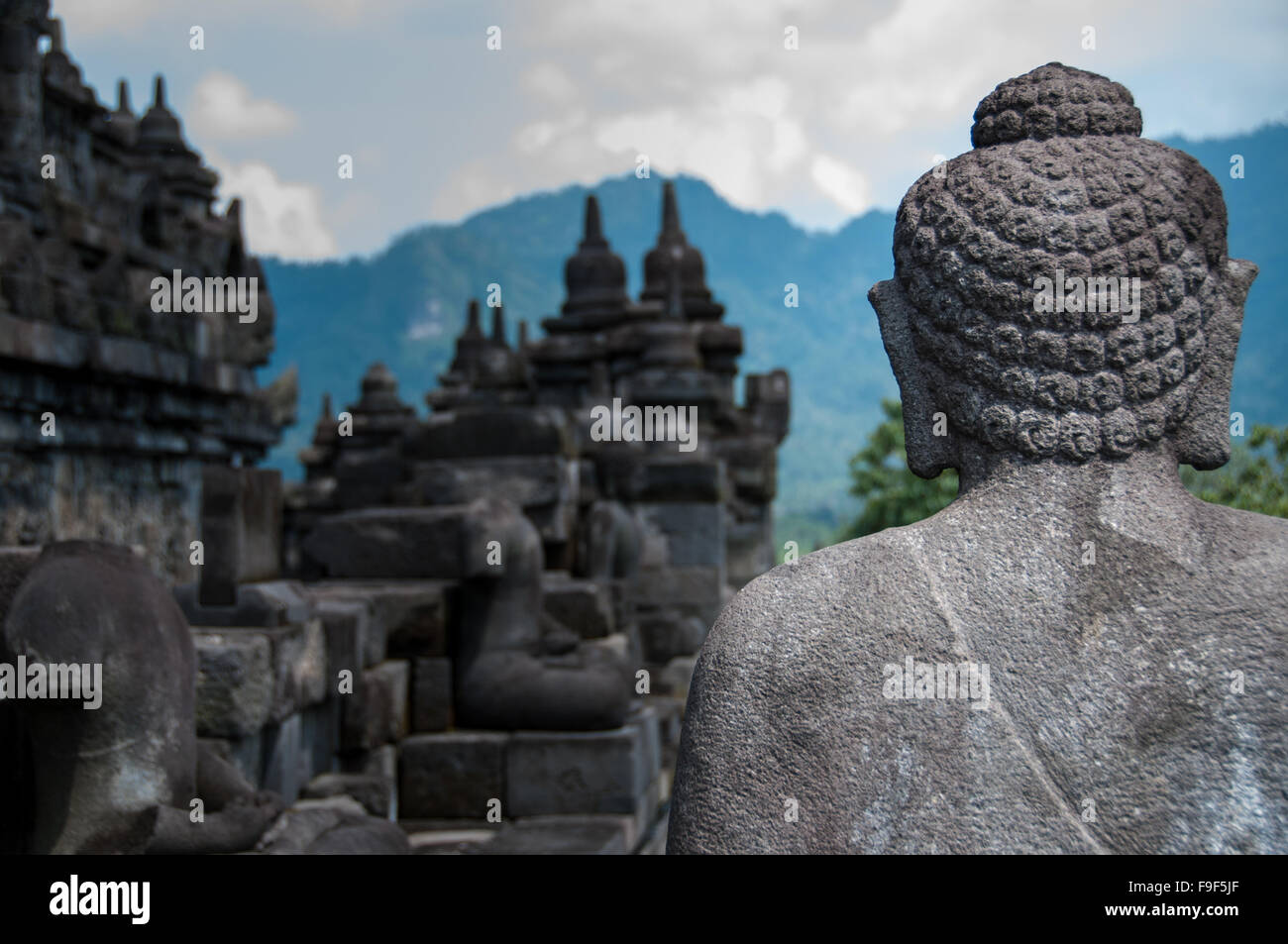 Sculpture en pierre bouddha Brahman face au temple et les montagnes Banque D'Images