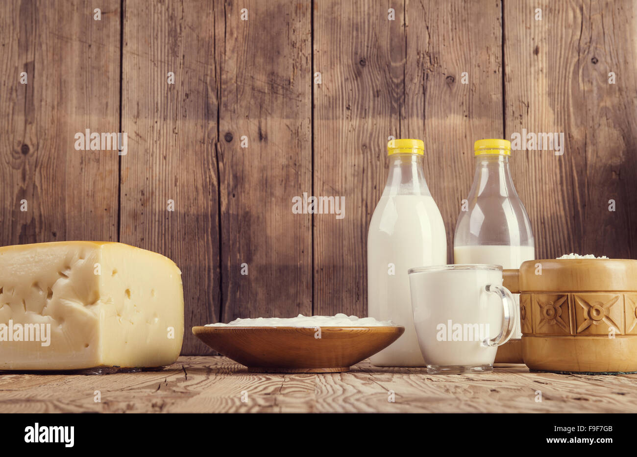Variété de produits laitiers mis sur une table en bois historique Banque D'Images