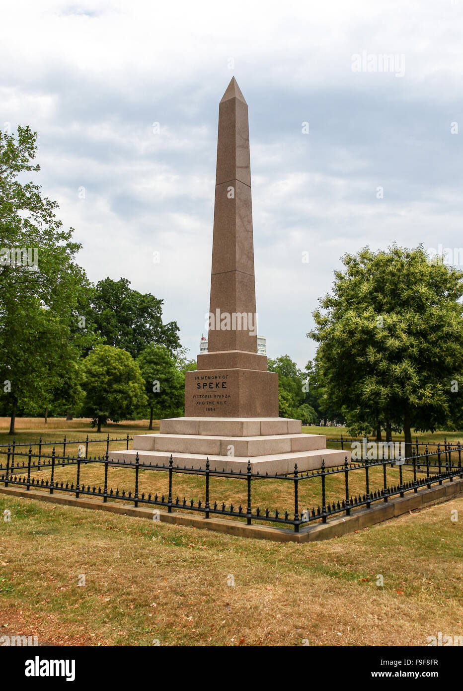 1856-1860 Le Monument est une statue de granit rouge dans les jardins de Kensington London England UK dédié à John Hanning Speke l'Explorateur Banque D'Images