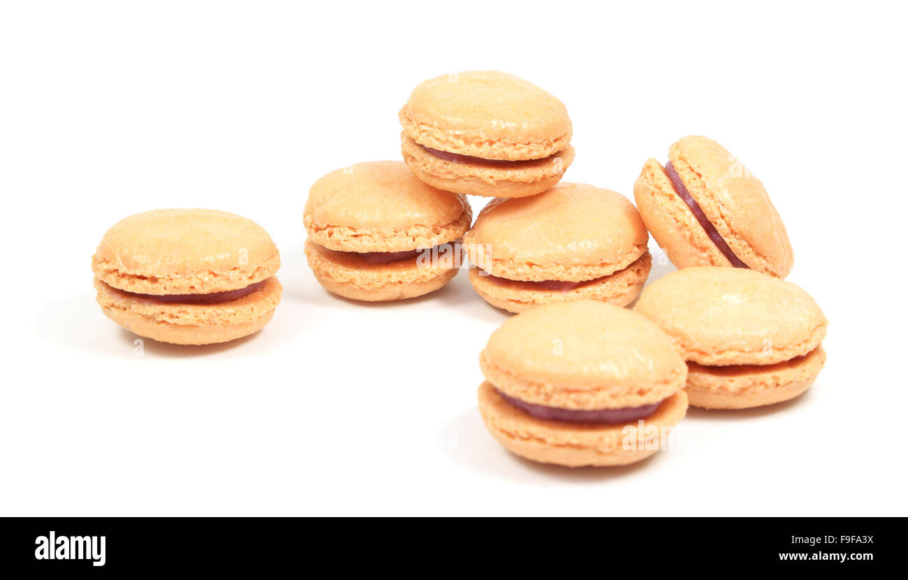 Macarons français farci de remplissage framboise isolé sur un fond blanc. Banque D'Images