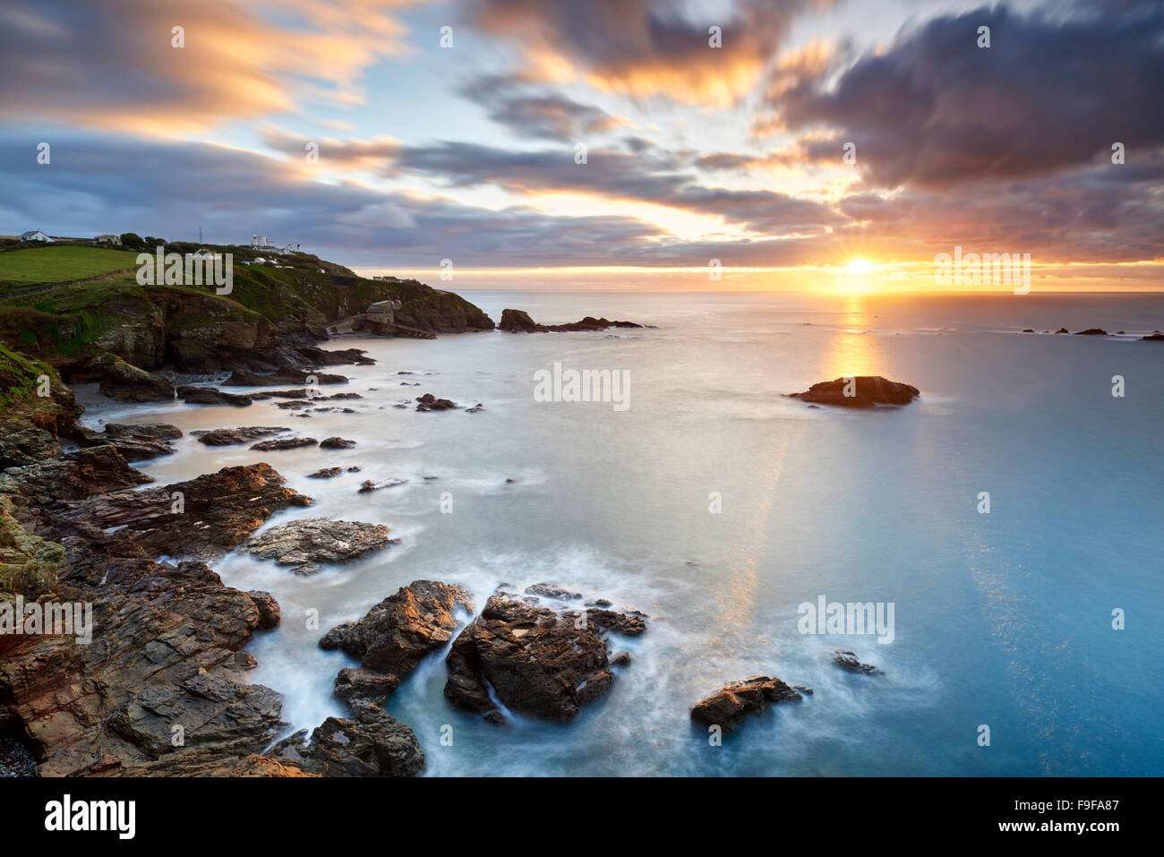 Lever du soleil sur l'hiver un Polpeor Cove, le Lézard Cornwall Banque D'Images