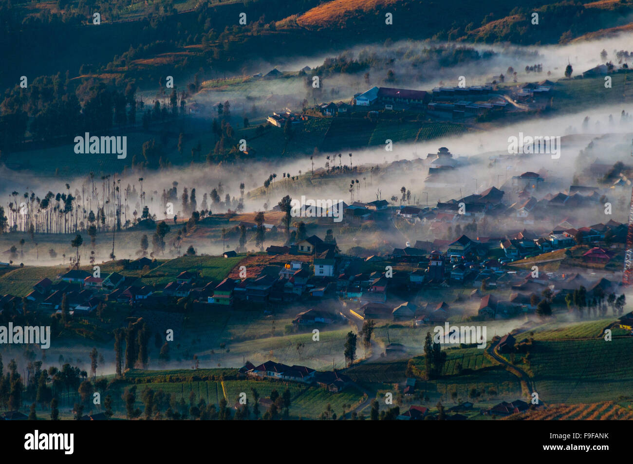 Le brouillard et la bruine fine entourant un village Banque D'Images