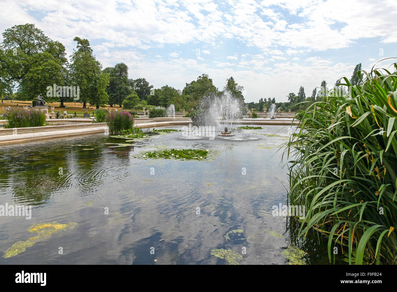 Les Jardins italiens sont une série de fontaines, bassins et sculptures dans les jardins du palais de Kensington London England UK Banque D'Images