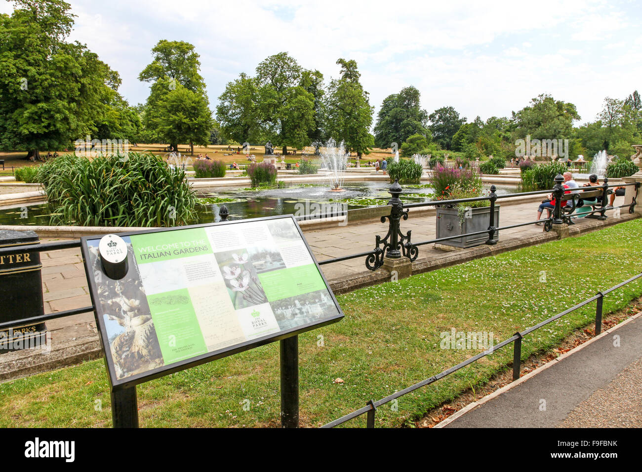 Les Jardins italiens sont une série de fontaines, bassins et sculptures dans les jardins du palais de Kensington London England UK Banque D'Images