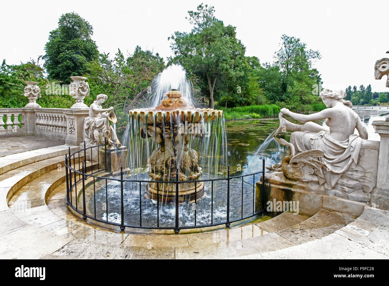 La Tazza Fontaine à la tête de l'eau longue dans Kensington Gardens London England UK Banque D'Images