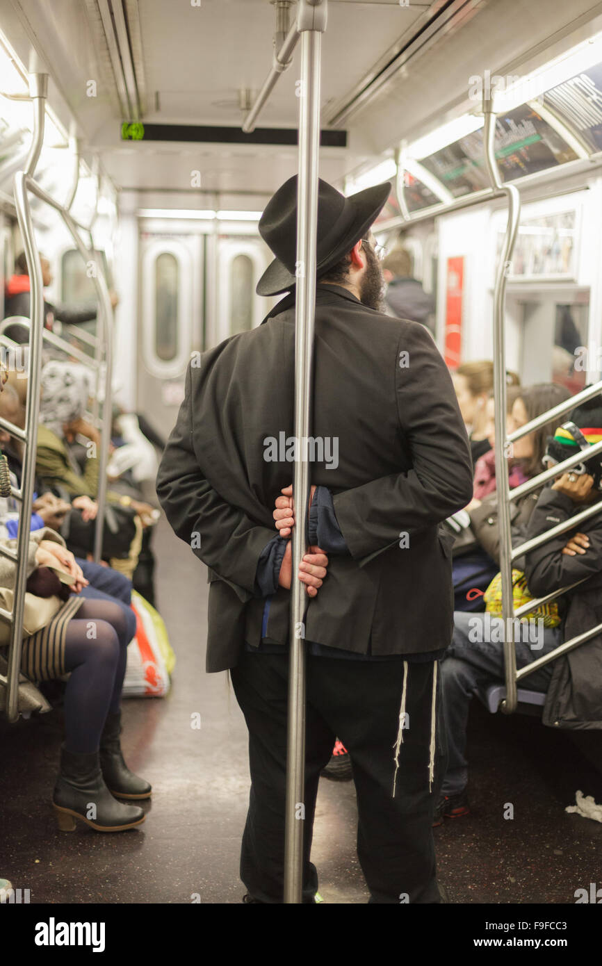 Homme debout hassidique dans métro, New York City, USA Banque D'Images