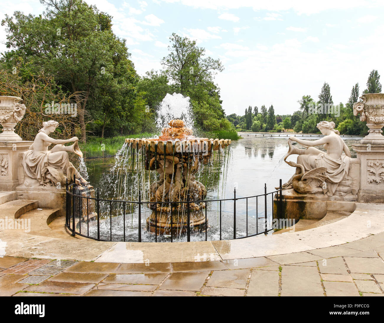 La Tazza Fontaine à la tête de l'eau longue dans Kensington Gardens London England UK Banque D'Images