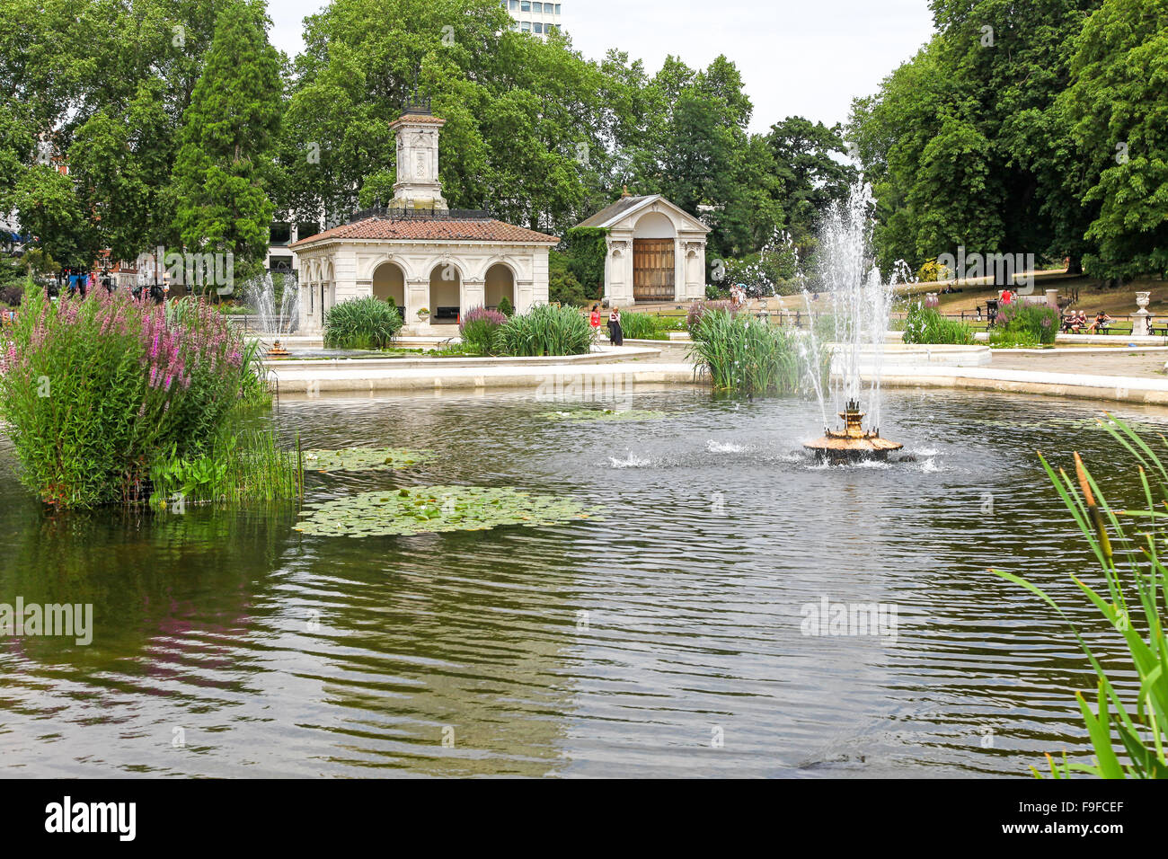 Les Jardins italiens sont une série de fontaines, bassins et sculptures dans les jardins du palais de Kensington London England UK Banque D'Images