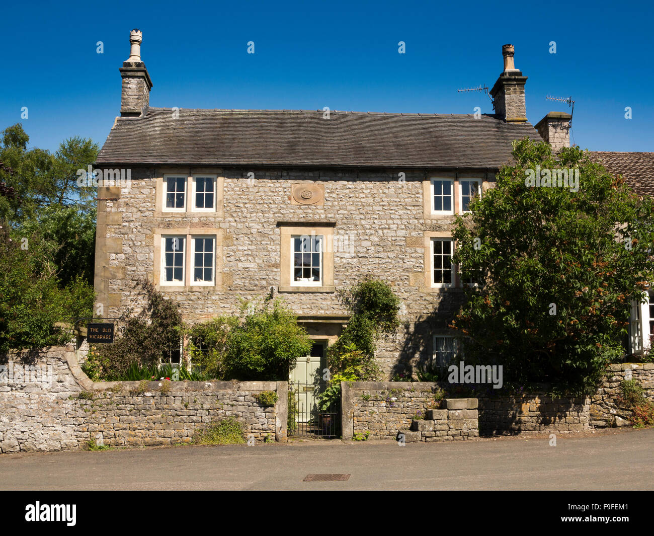 Royaume-uni, Angleterre, Derbyshire, Hartington, Church Street, l'ancien presbytère, maison construite en pierre historique Banque D'Images