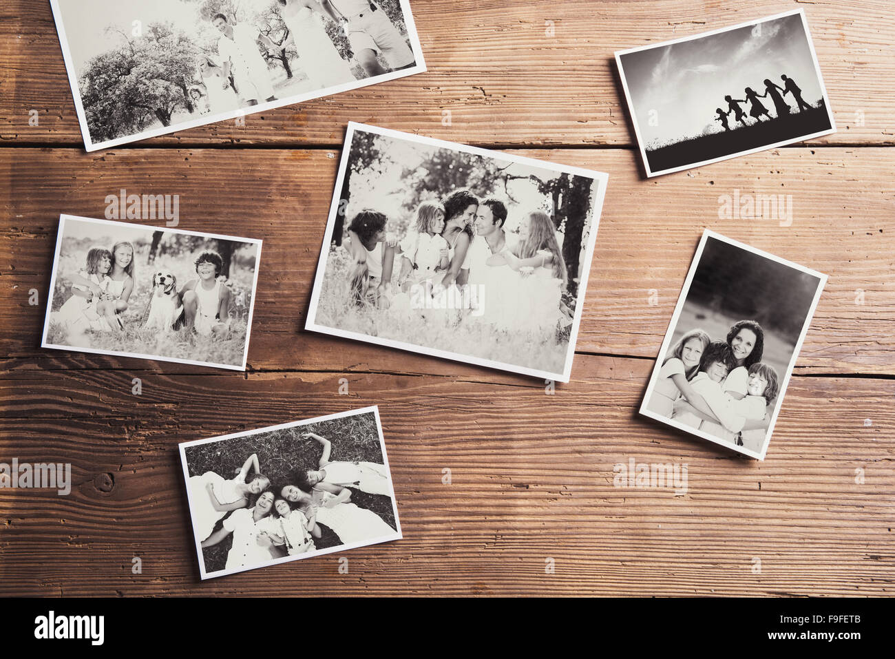 Photos de famille en noir et blanc posé sur une table. Studio shot sur fond de bois. Banque D'Images