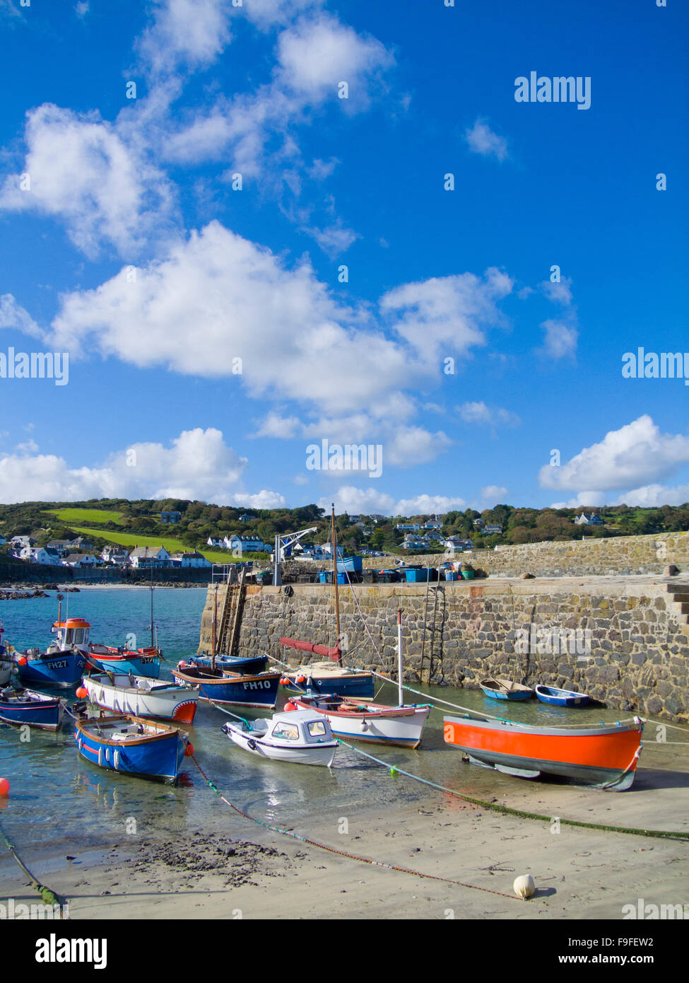 Coverack Village Harbour, péninsule du Lézard, Cornwall, England, UK en été Banque D'Images