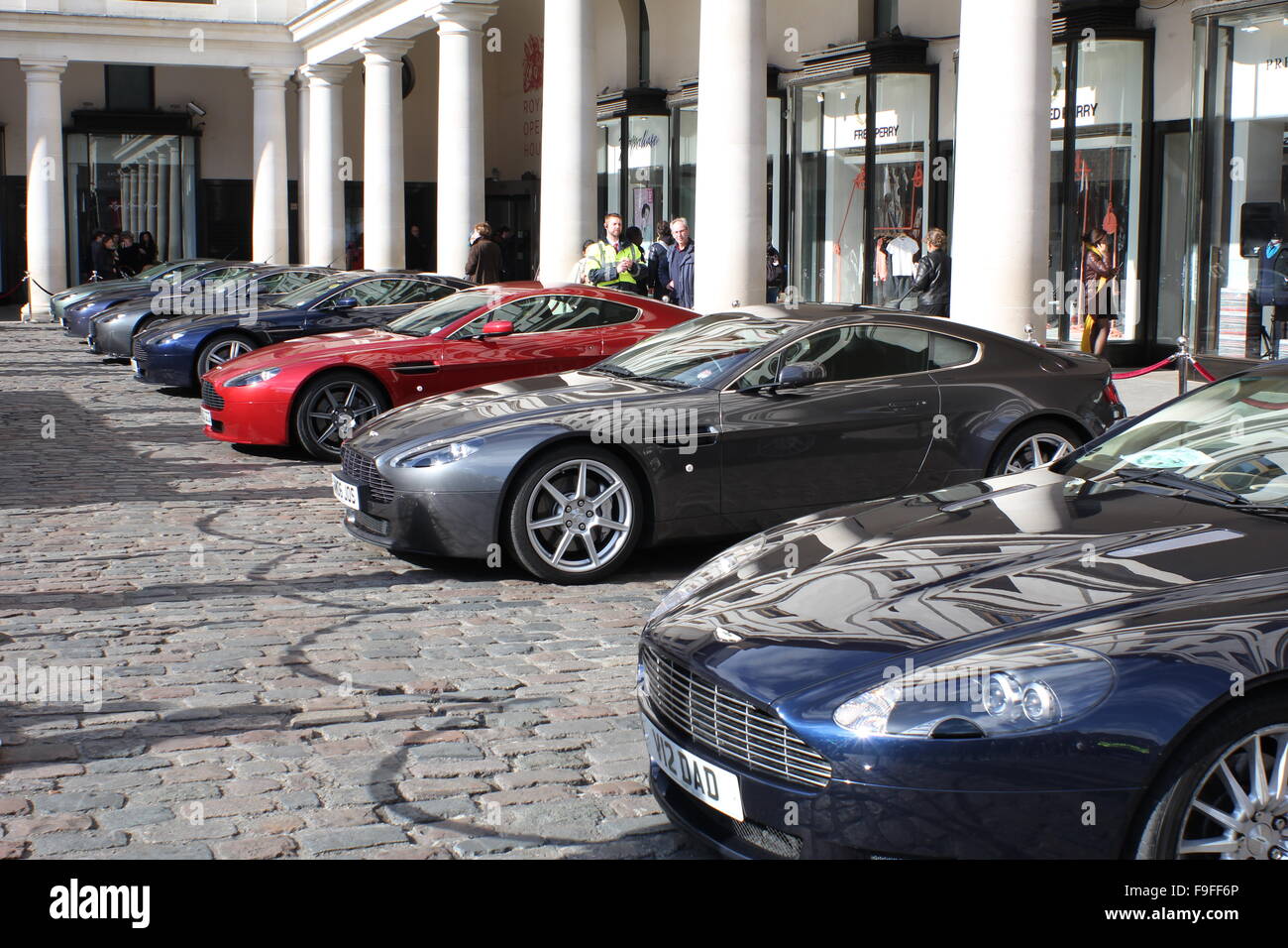 Une rangée de voitures Aston Martin à Covent Garden London Banque D'Images