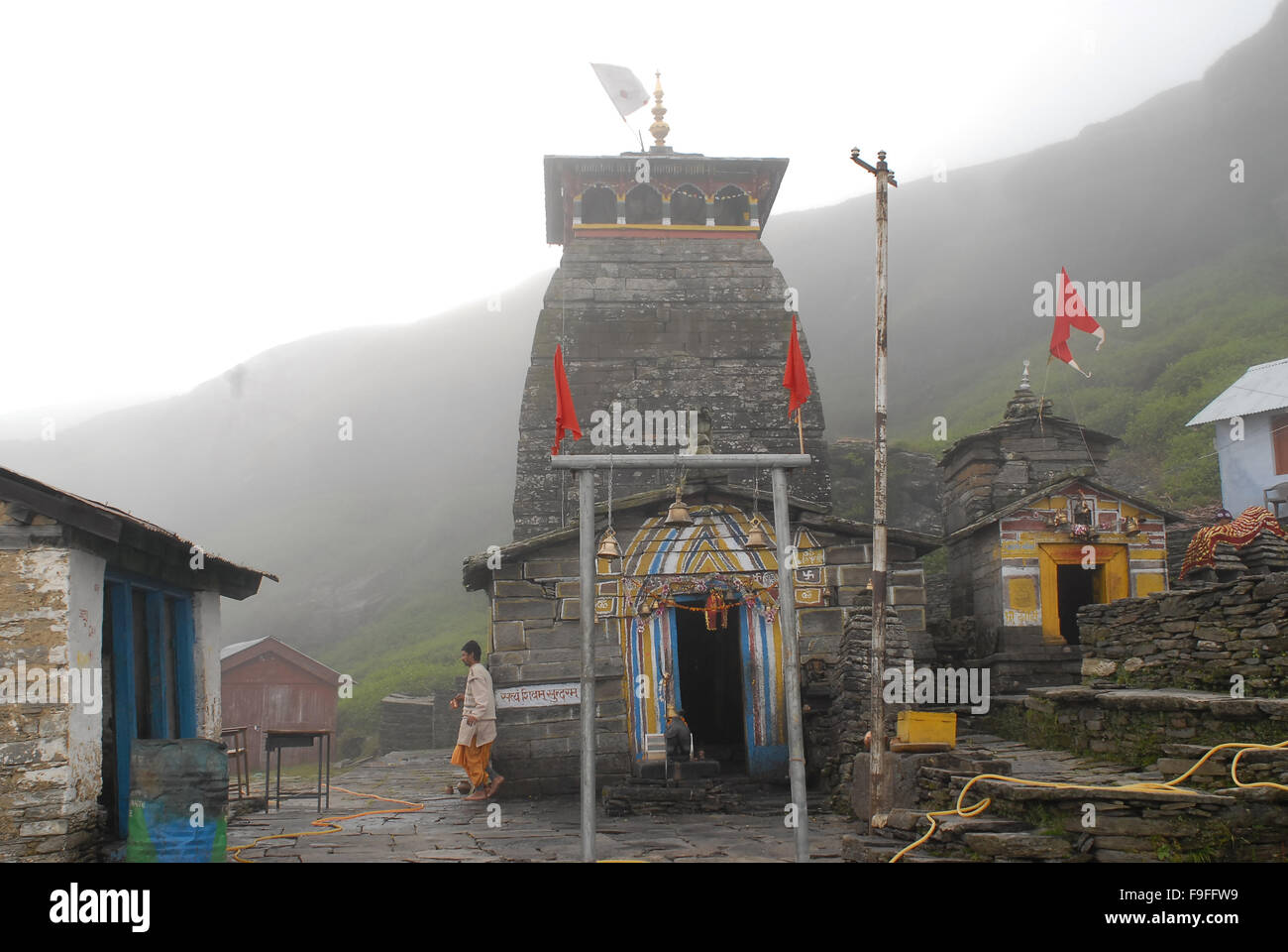 Complexe du Temple dans la brume -Tungnath Tungnath temple se trouve dans la montagne de Rudraprayag dans Uttarakhand district.L'Inde. Modèle caractéristique Banque D'Images