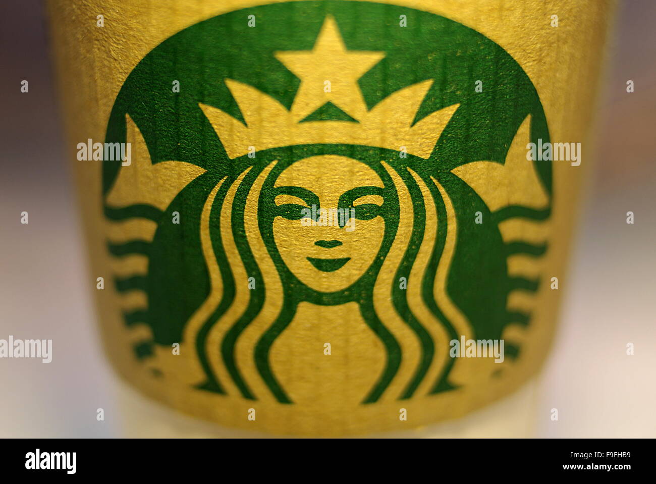 Logo de Starbucks sur le manchon de la coupe en carton Banque D'Images