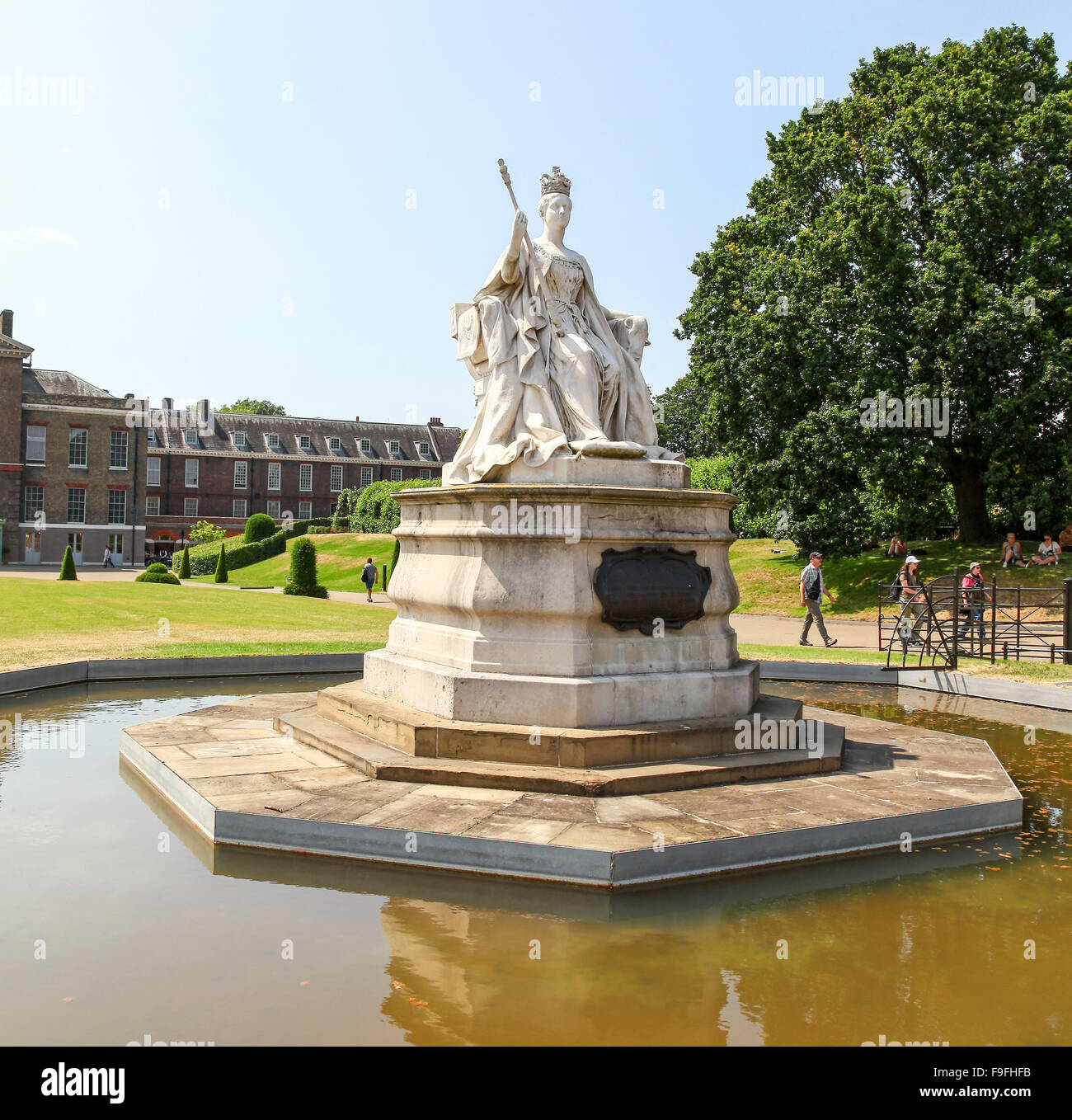 La statue de la reine Victoria, en face de Kensington Palace, un palais royal de Kensington Gardens London England UK Banque D'Images