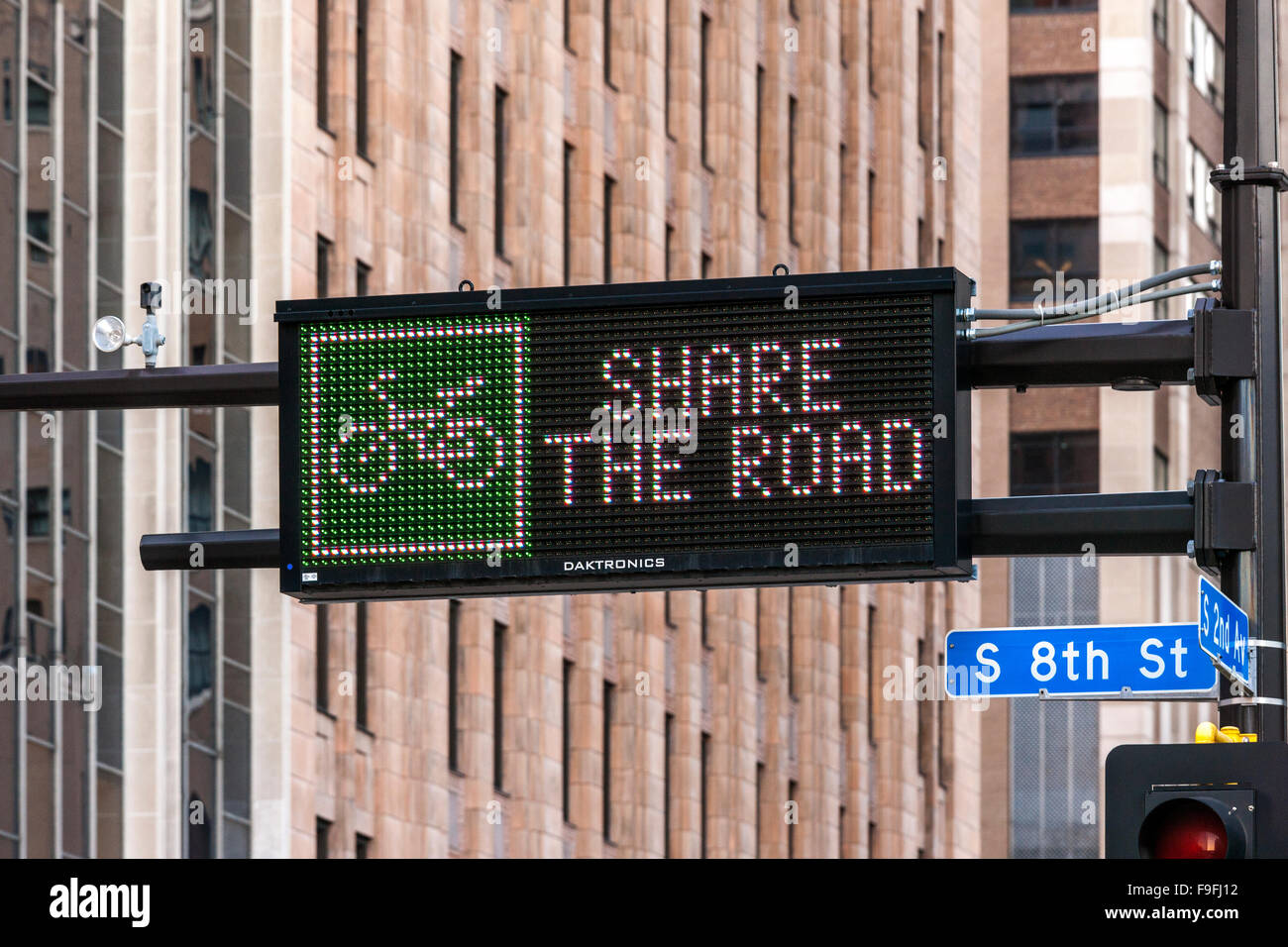 Partager la route. Minneapolis Minnesota. Matrix signe au-dessus de la 2ème Avenue : partager la route avec les vélos, les cyclistes. Banque D'Images