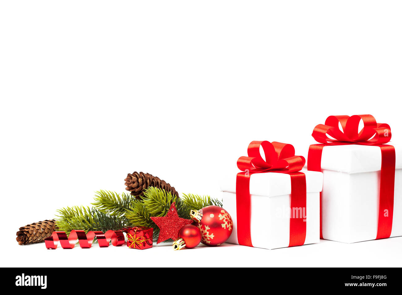 Cadeau de Noël avec des boules rouges bow Banque D'Images