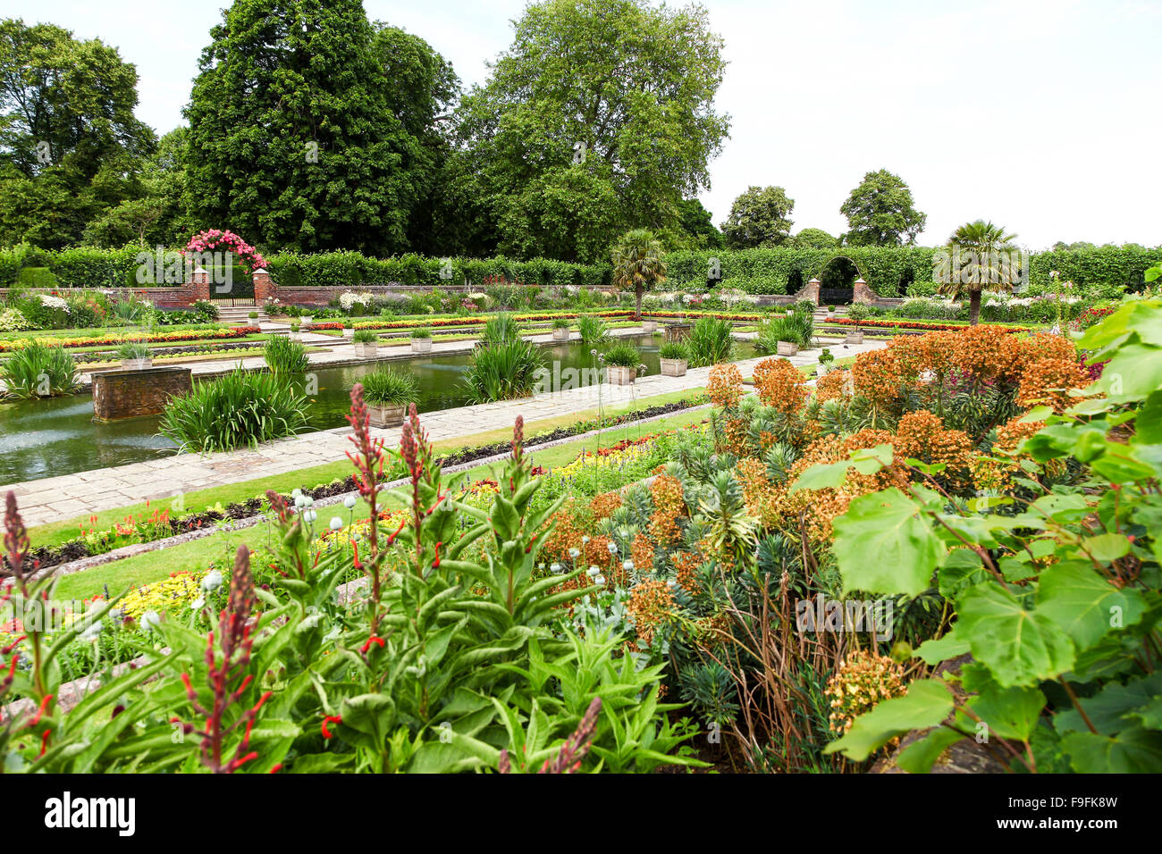 Le jardin en contrebas à Kensington Palace Gardens Royal Park London England UK Banque D'Images