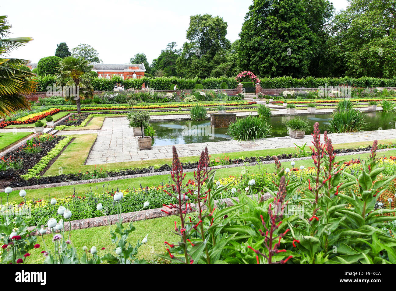 Le jardin en contrebas à Kensington Palace Gardens Royal Park London England UK Banque D'Images