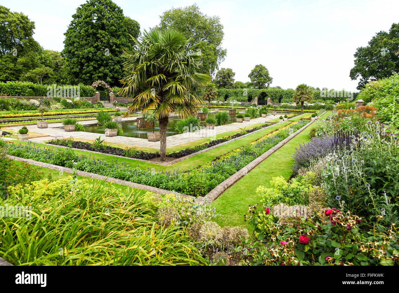 Le jardin en contrebas à Kensington Palace Gardens Royal Park London England UK Banque D'Images