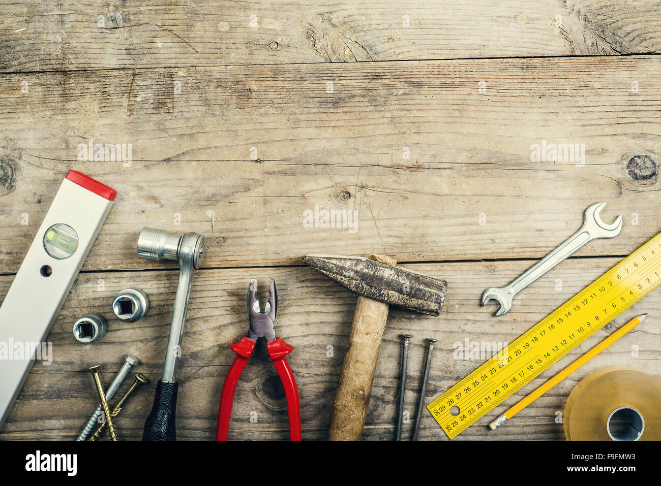 24 d'un menuisier avec différents outils. Studio shot sur un fond de bois. Banque D'Images 24 d'un menuisier avec différents outils. Studio shot sur un fond de bois. Banque D'Images