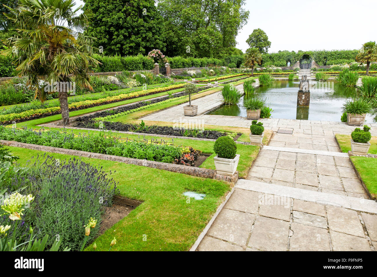 Le jardin en contrebas à Kensington Palace Gardens Royal Park London England UK Banque D'Images