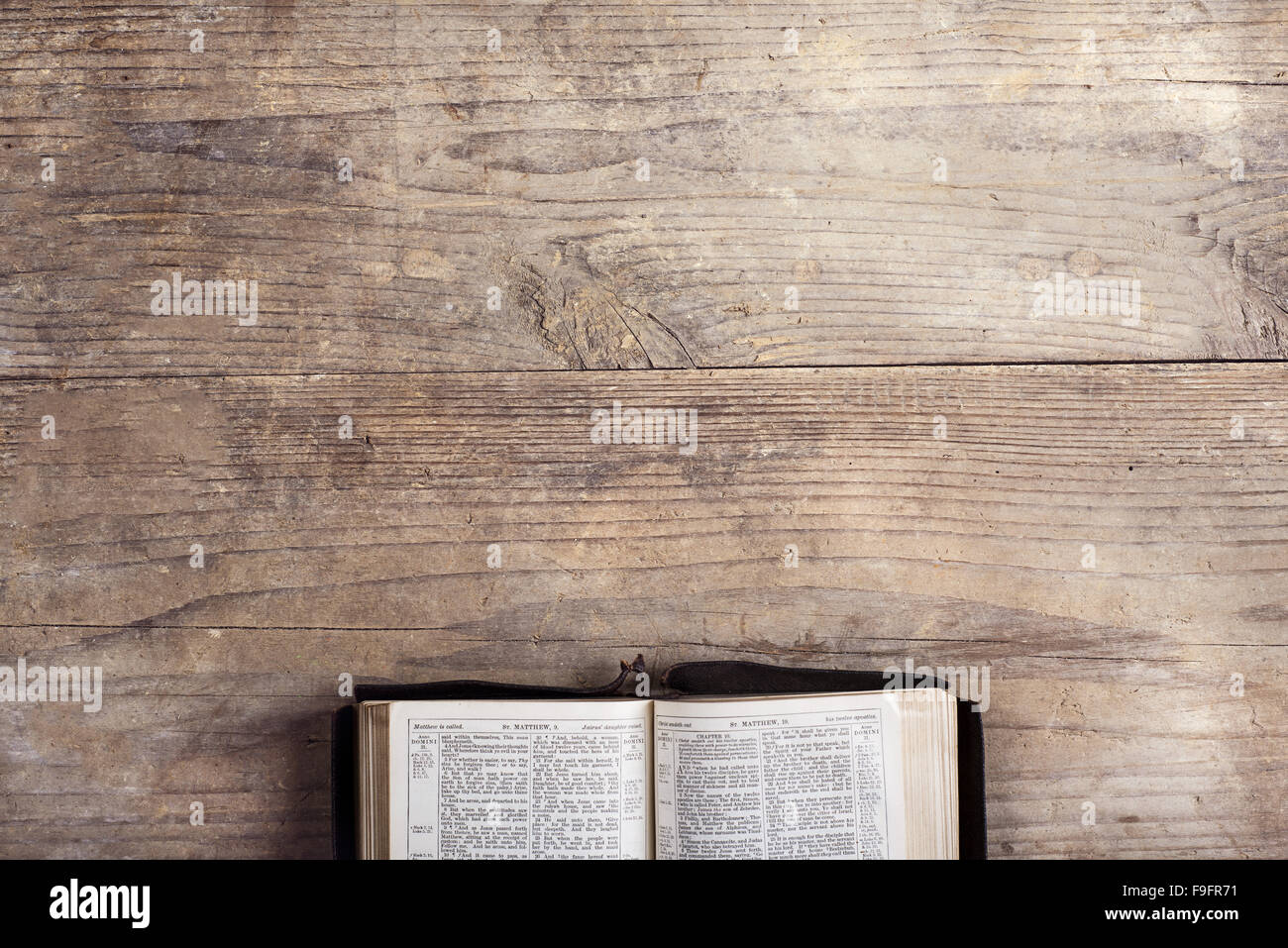 Bible ouverte sur un bureau en bois. Banque D'Images