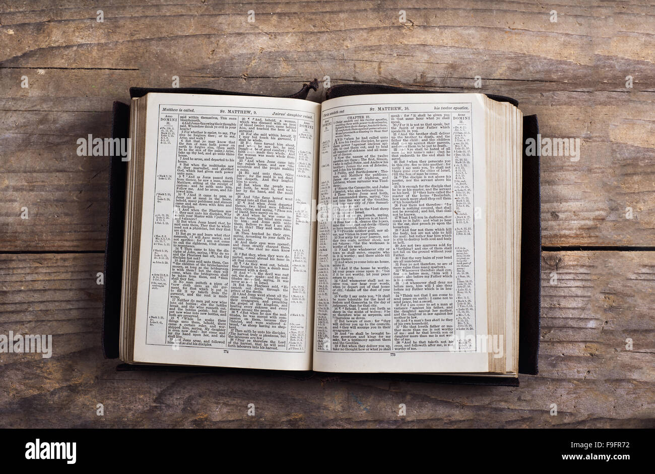 Bible ouverte sur un bureau en bois. Banque D'Images