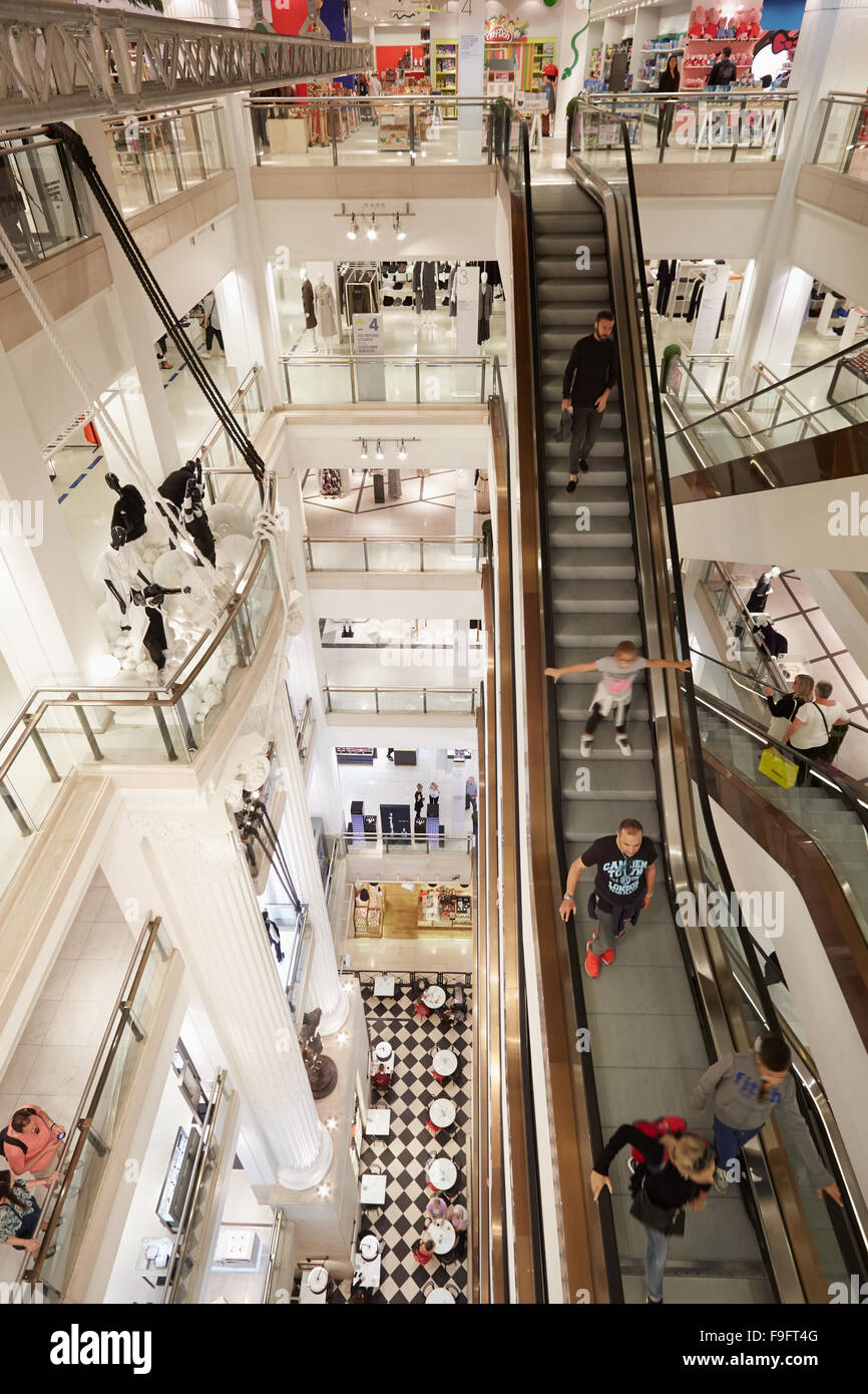 Grand magasin Selfridges intérieur, escaliers mécaniques avec les clients et visiteurs à Londres Banque D'Images