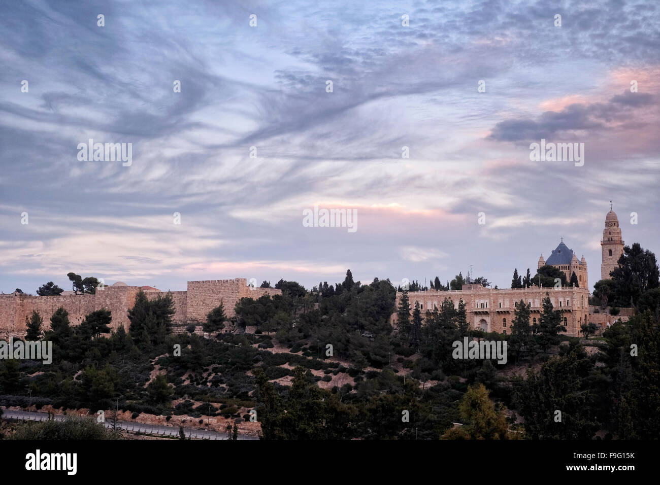 Vue sur la vieille ville et l'église de l'abbaye bénédictine de la Dormition sur le mont Sion à Jérusalem, Israël Banque D'Images