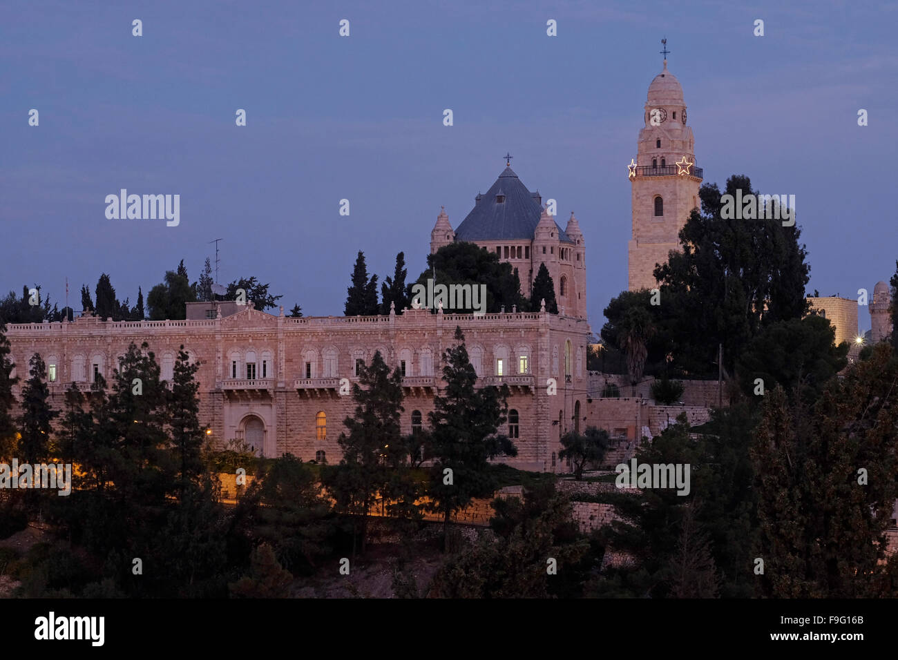 Vue au crépuscule du Séminaire orthodoxe grec et clocher de l'abbaye bénédictine de la Dormition, au sommet du mont Sion à Jérusalem en Israël Banque D'Images