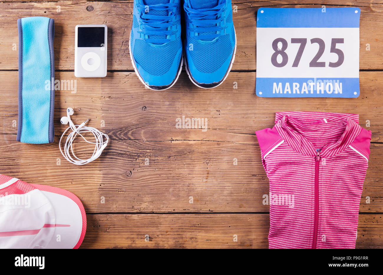 L'exécution de divers trucs alignés sur un sol en bois historique Banque D'Images