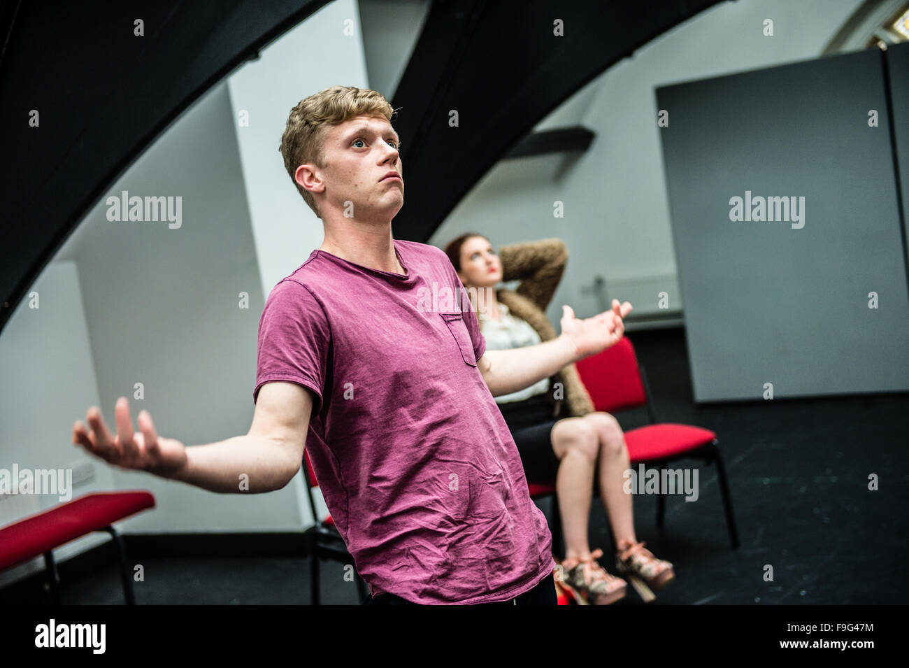 Aberystwyth University College Theatre de premier cycle et les étudiants effectuant des études d'art dramatique dans une production extra-scolaires de l'âge du consentement, une controverse deux jouer monologue portant sur le sujet des enfants tueurs, écrit par Peter Morris. Vainqueur du Sunday Times 2001 Prix de dramaturgie de galles UKWales UK Banque D'Images