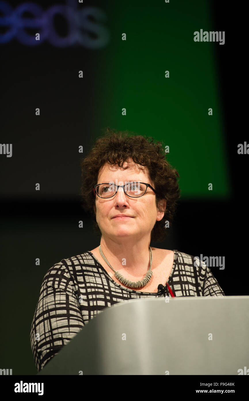 UK politics : Observation du ministre de la santé et le bien-être - Elin JONES AM sur la plate-forme à la Conférence annuelle 2015 du parti à Aberystwyth, Pays de Galles UK Banque D'Images