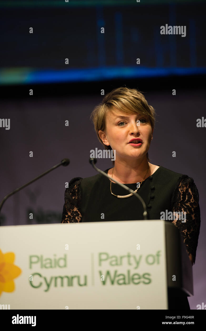 UK politics : Bethan Jenkins , qui représente la région de l'ouest de la Nouvelle-Galles du Sud pour Plaid Cymru en tant que membre de l'Assemblée nationale du Pays de Galles depuis 2007, intervenant sur la plate-forme à la Conférence annuelle 2015 du parti à Aberystwyth, Pays de Galles UK Banque D'Images
