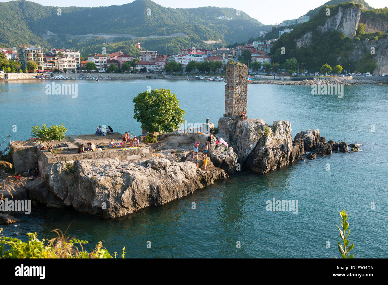 Turquie, côte ouest de la mer Noire, Amasra, Direkli Kaya, (Pillar Rock) situé à l'est du port de Küçük, est une structure de 7 mètres de haut construite sur le roc Banque D'Images