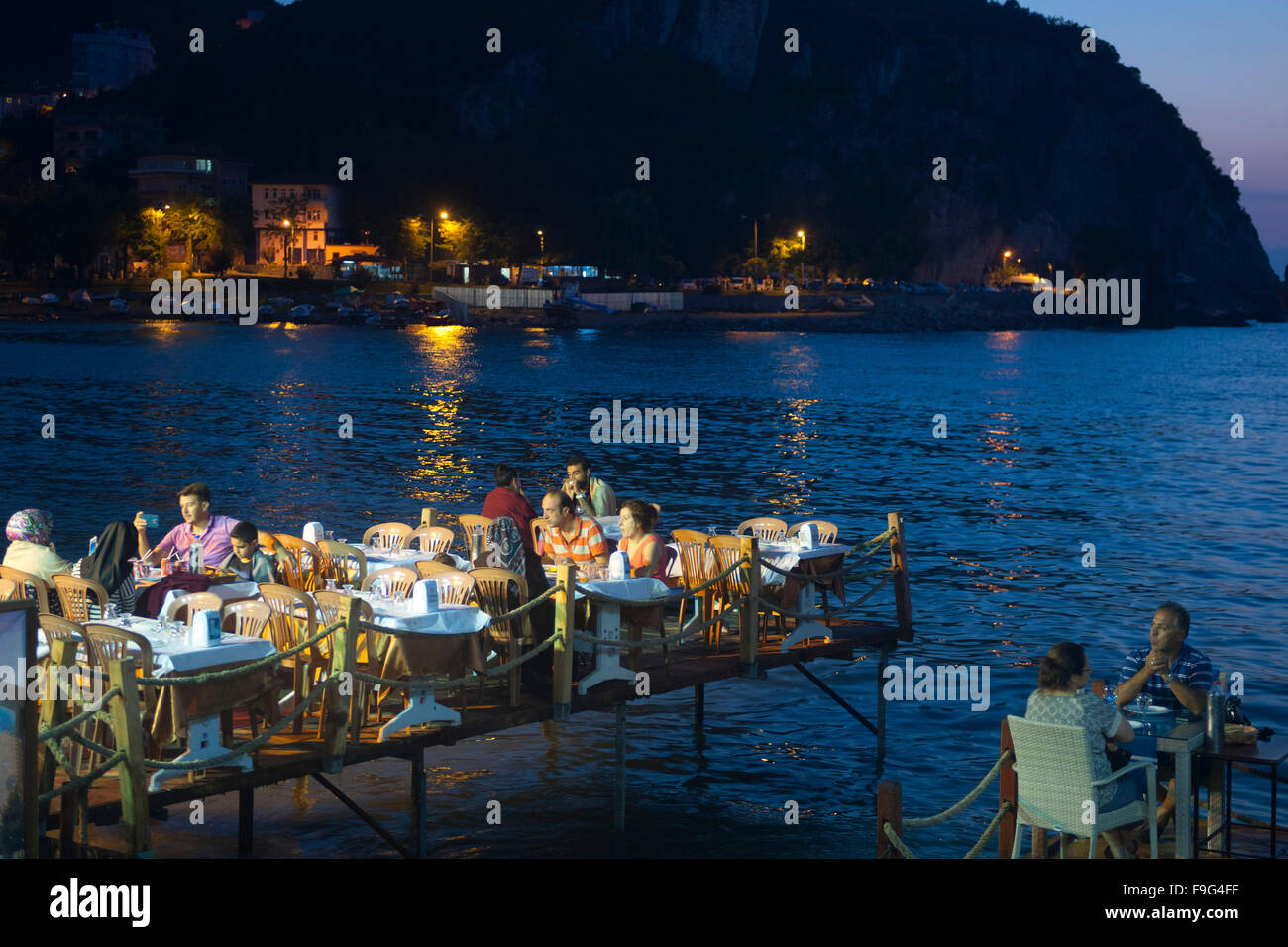 Turquie, côte ouest de la mer Noire, Amasra, restaurant de fruits de mer au petit port Banque D'Images