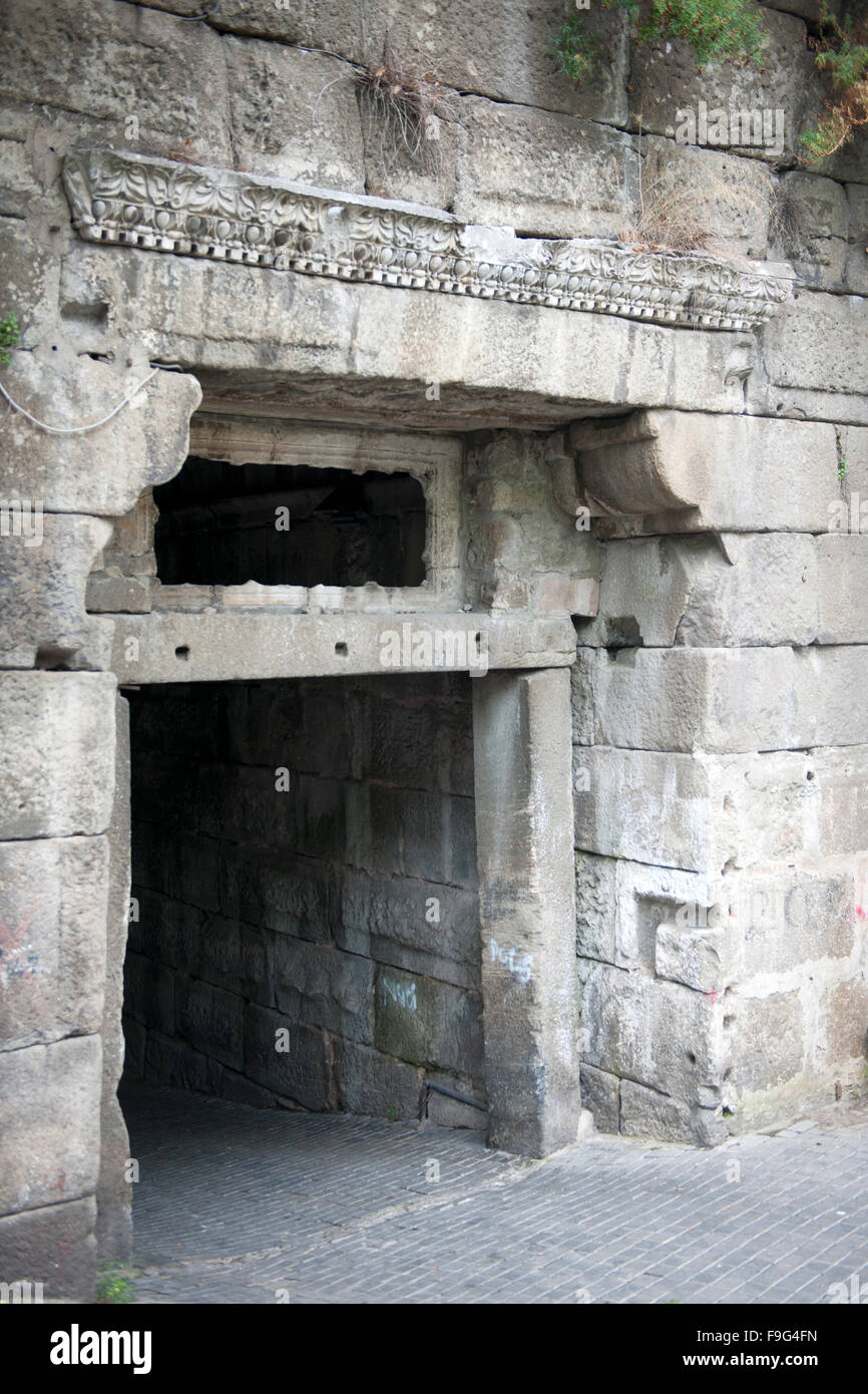 Turquie, côte ouest de la mer Noire, Amasra, porte principale voûtée du château d'Amasra, également appelé 'la place du parc', à côté du pont. Banque D'Images