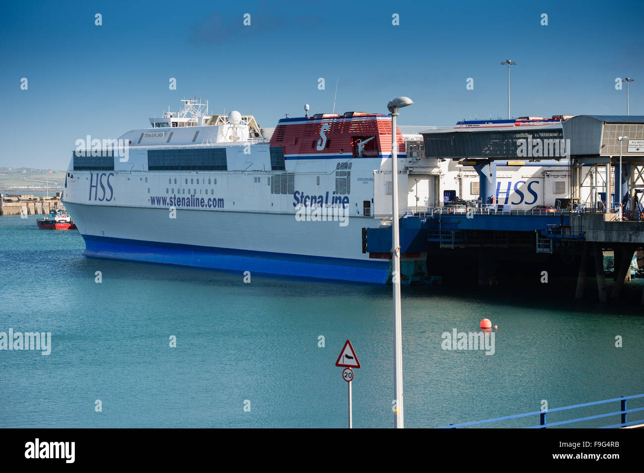 Stena HSS Explorer Stenaline ferry pour l'Irlande, à l'aérogare de Holyhead, Anglesey, Pays de Galles, Royaume-Uni Banque D'Images