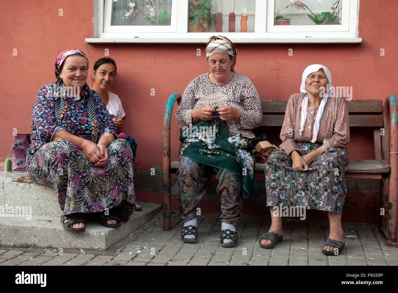 Turquie, côte ouest de la mer Noire, Amasra, femmes assises devant une maison Banque D'Images