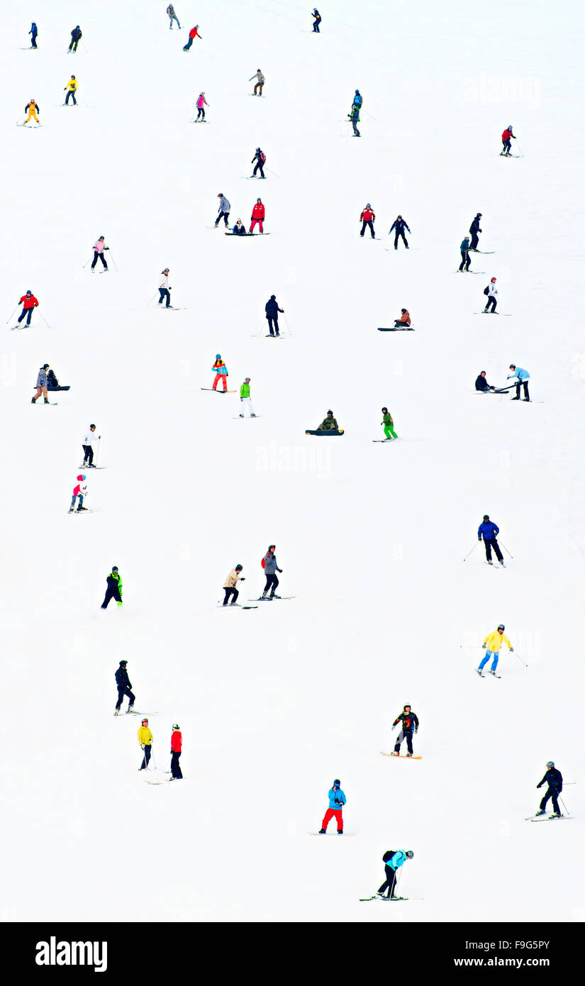 Beaucoup de skieurs et planchistes sur une pente à ski resort Banque D'Images