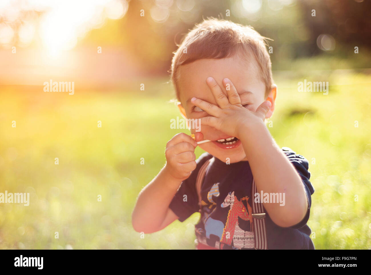 Mignon petit garçon s'amuser dehors en été nature Banque D'Images