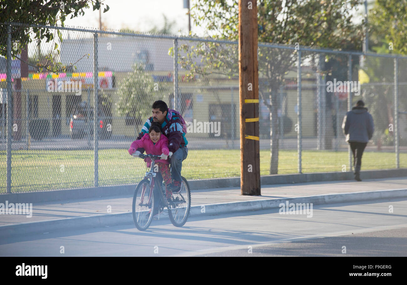 Los Angeles, USA. Dec 16, 2015. Un étudiant est sur son chemin à Maywood Elementary School à Los Angeles, aux États-Unis, le 16 décembre 2015. Los Angeles Unified School District (LAUSD) a rouvert plus de 900 de ses campus mercredi après un e-mail menace semble être un canular. Crédit : Yang Lei/Xinhua/Alamy Live News Banque D'Images