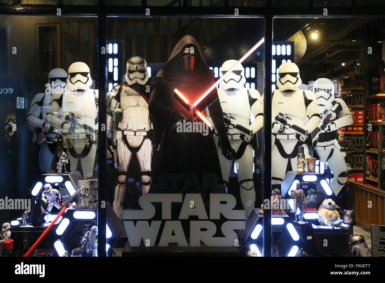 Dublin, Irlande. Dec 16, 2015. Une vitrine avec les gardes impériaux au Disney Store dans le centre-ville de Dublin lors de la construction jusqu'à la sortie du nouveau film de Star Wars. Star Wars The Force éveille attire l'attention énorme que vendre des billets de cinéma à l'avance de la première projection. Credit : Brendan Donnelly/Alamy Live News Banque D'Images