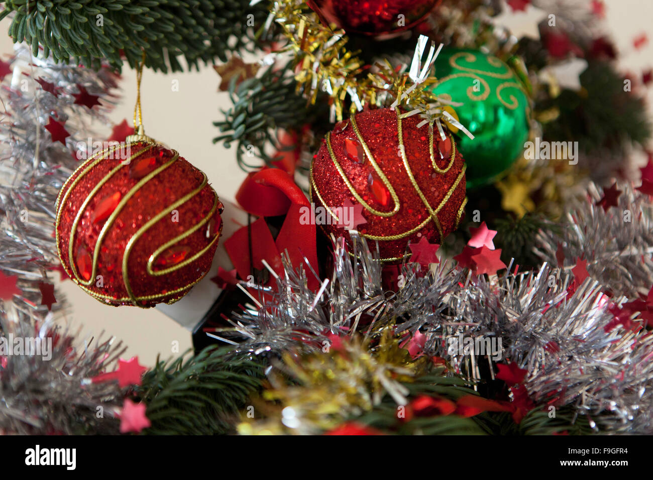 Gros plan sur les décorations de boules de Noël Banque D'Images