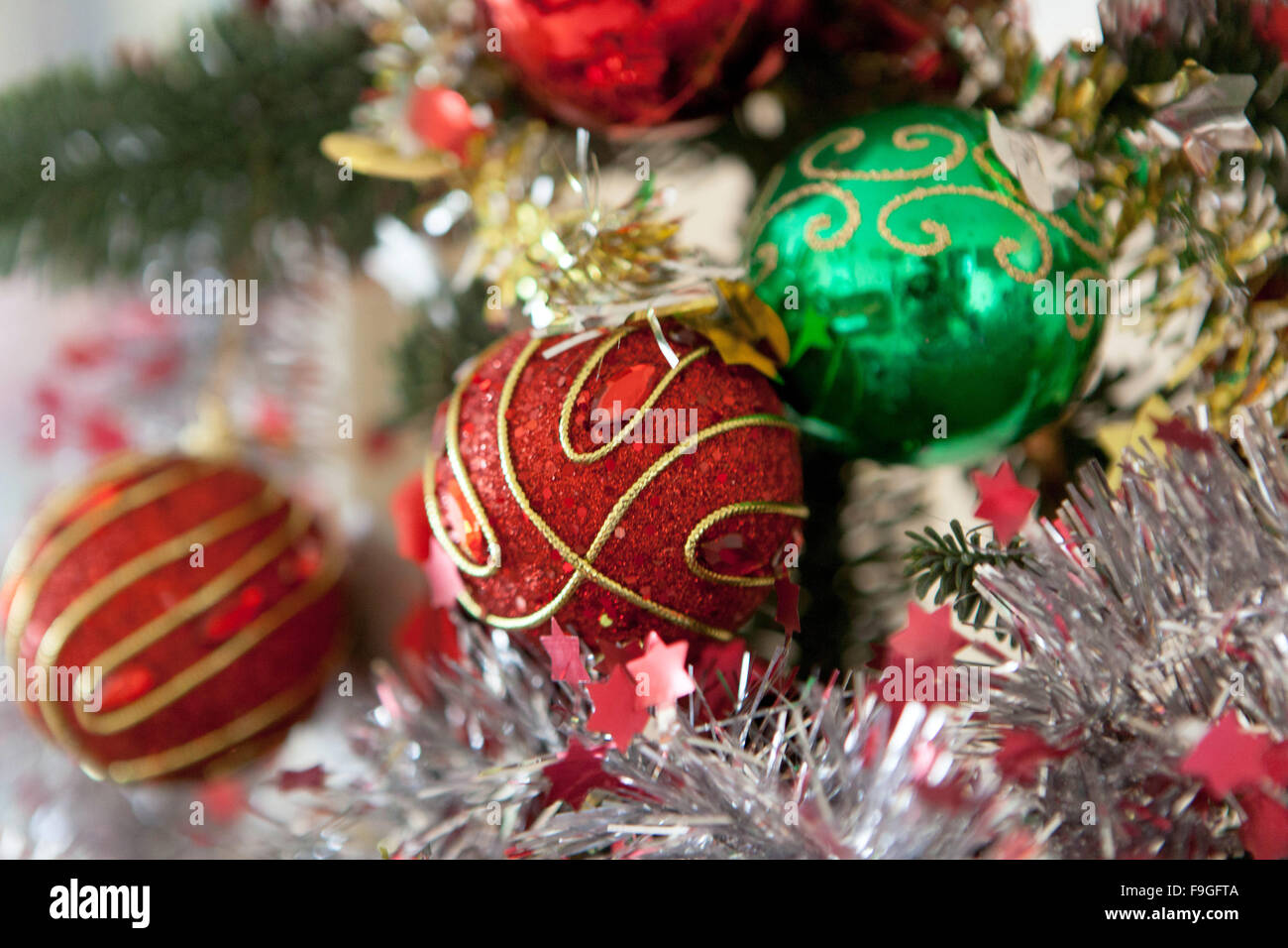 Gros plan sur les décorations de boules de Noël Banque D'Images