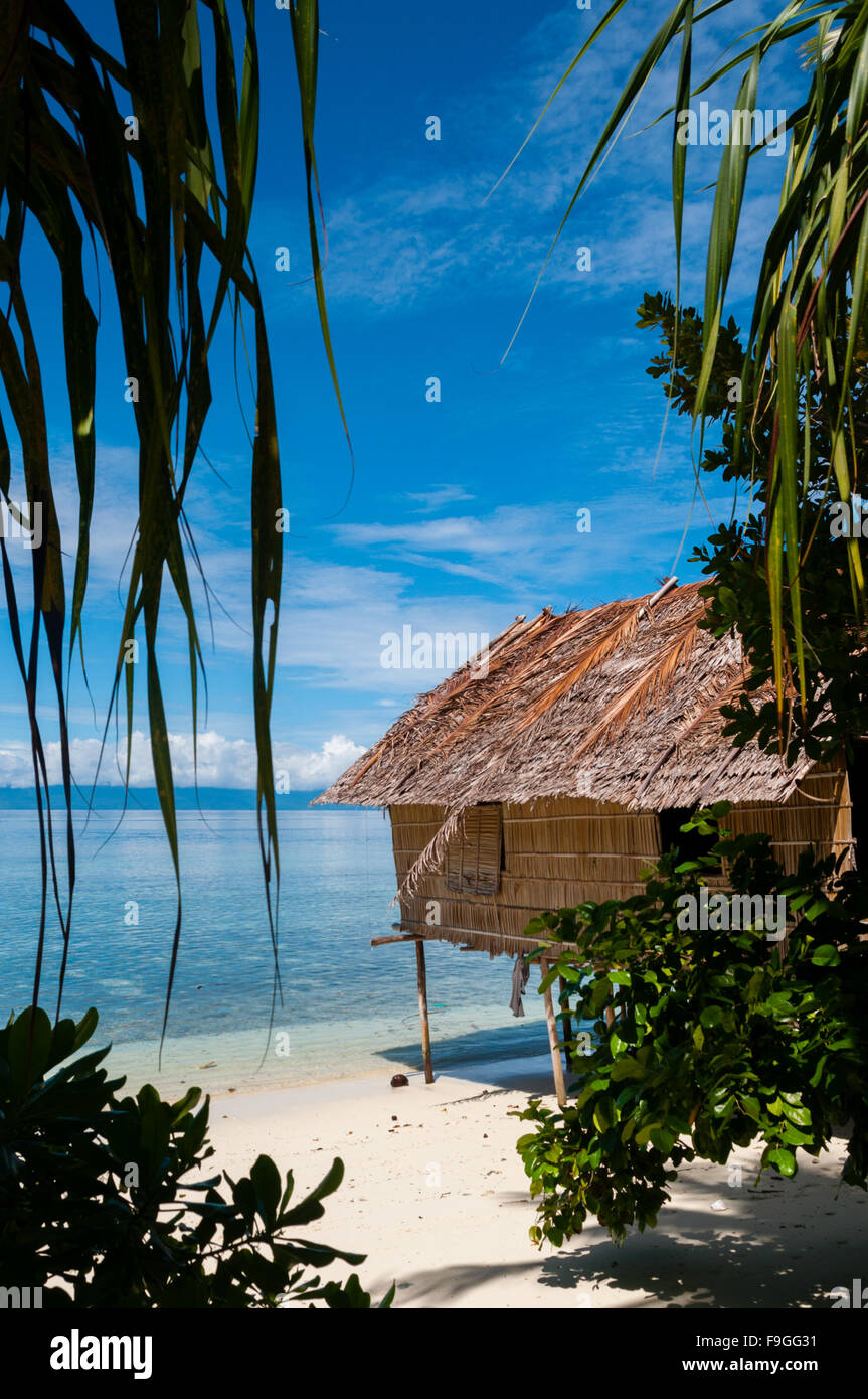 Nipa Hut sur pilotis à une belle plage de sable blanc en face de l'océan Banque D'Images