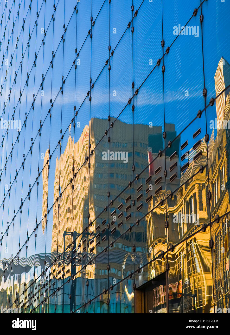 Manchester sky line reflet dans édifice moderne en verre Banque D'Images