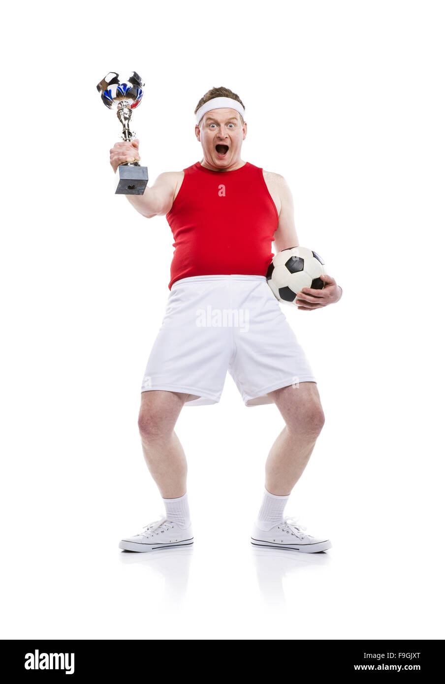 Funny football player maladroit avec une balle. Studio shot sur fond blanc. Banque D'Images